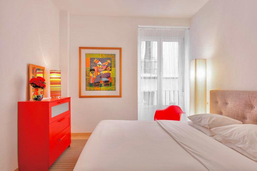 “Comfortable secondary bedroom with natural light – Modern Flat Alicante”