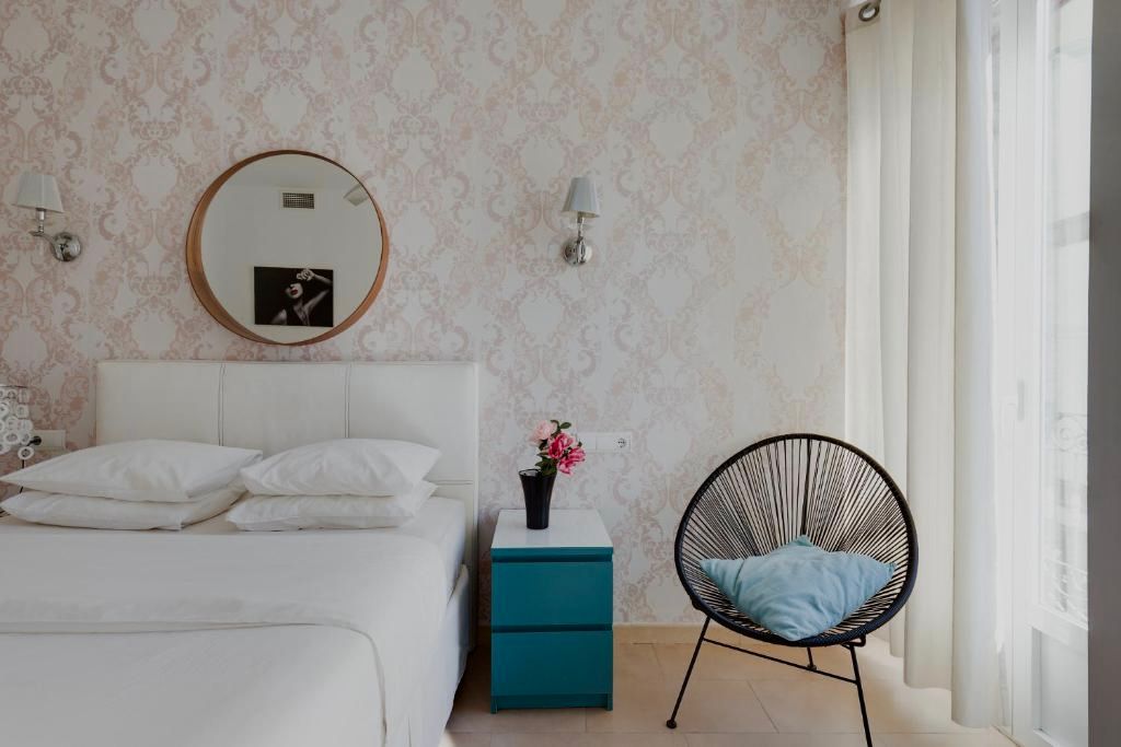 “Spacious master bedroom with double bed – Modern Flat in Alicante”