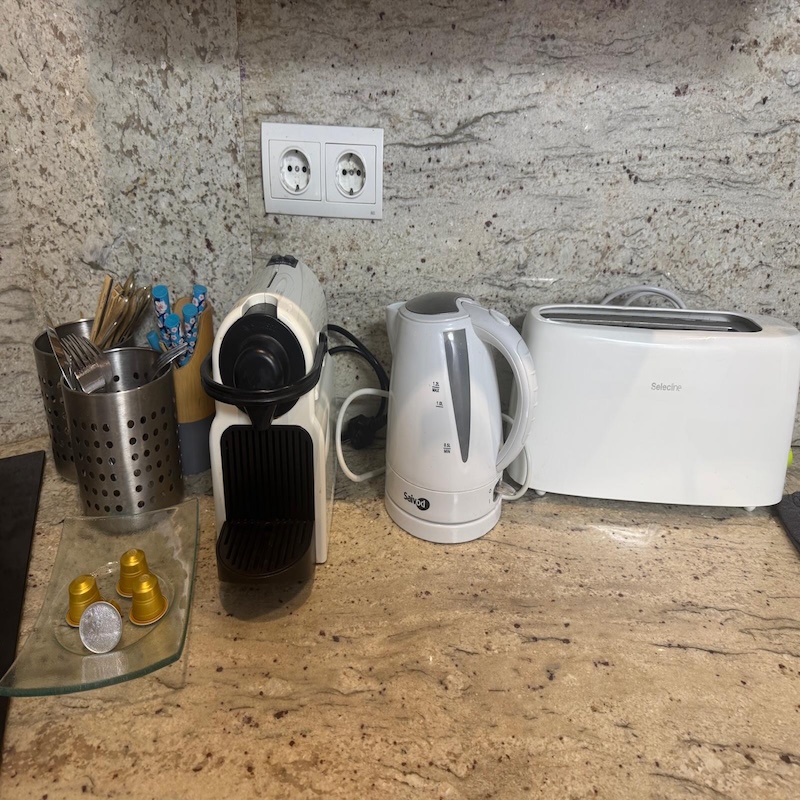 kitchen appliances coffee kettle toaster alicante.jpg